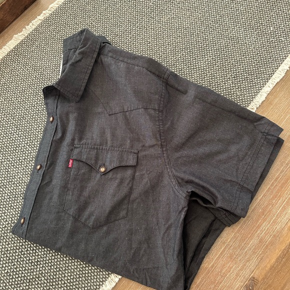 Levi’s: Men’s Short Sleeve Button Down - Picture 2 of 3